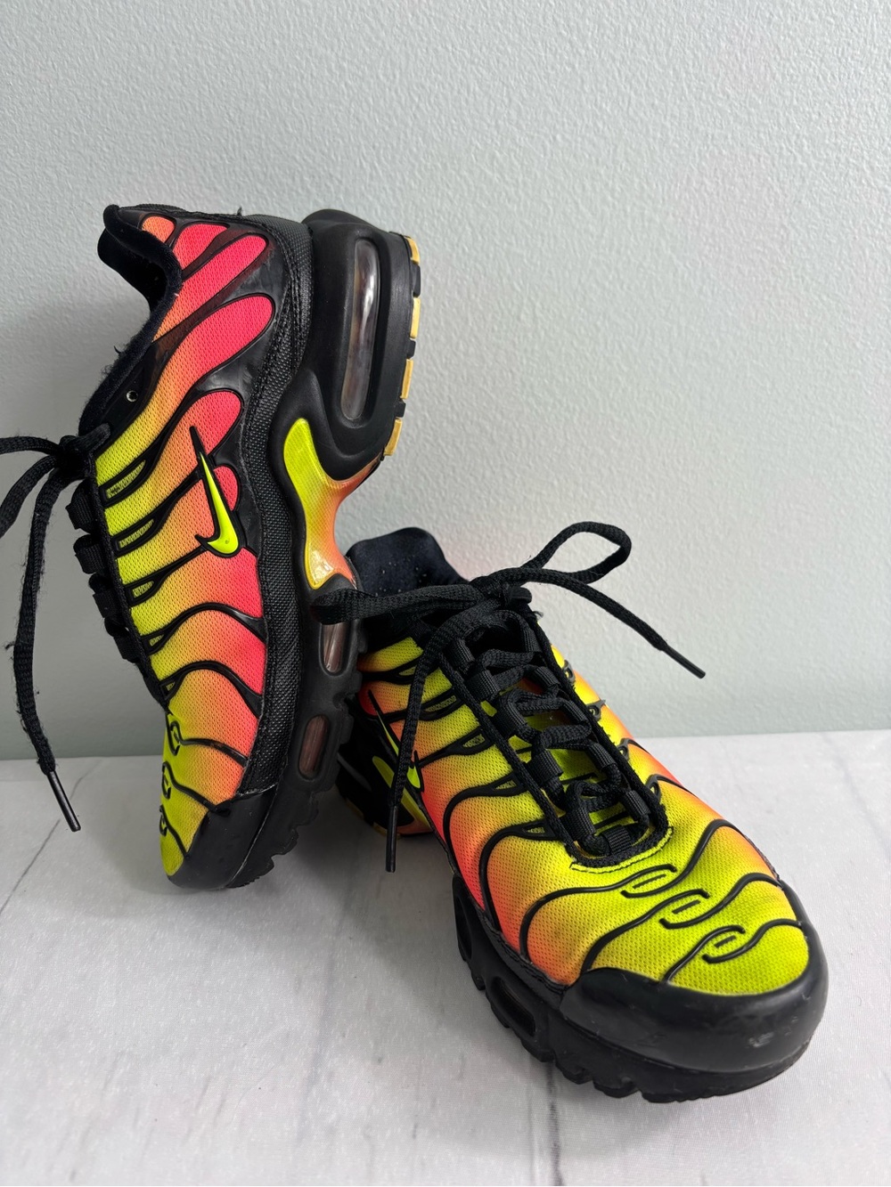 Nike Air Max Plus TN SE  Volt/Solar Red Kids Sneakers Sz 6